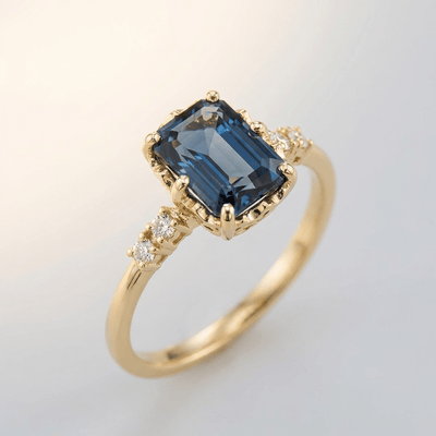 GOLD SAPPHIRE & DIAMOND RING