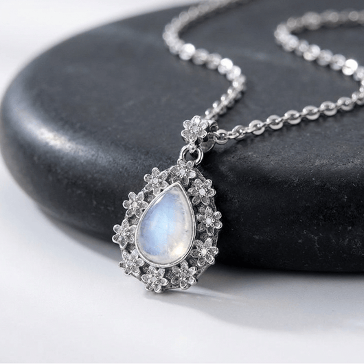 RADIANT MOONSTONE NECKLACE