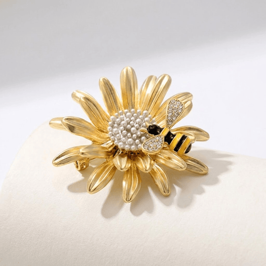 DAISY BEE BROOCH